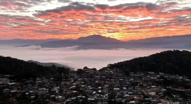 云南景邁山清晨云海翻涌如詩如畫